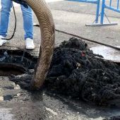 Un tapón de 350 kilos de toallitas higiénicas provoca el desbordamiento de un colector en Murcia