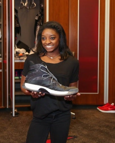 La impactante imagen de Simone Biles con la zapatilla de uno de los pivots de los Bulls La impactante imagen de Simone Biles con la zapatilla de uno de los pivots de los Bulls