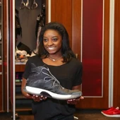 Simone Biles posa con la zapatilla de Robin López Simone Biles posa con la zapatilla de Robin López