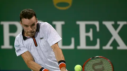 Roberto Bautista golpea la bola durante un partido Roberto Bautista golpea la bola durante un partido