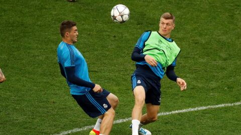 Toni Kroos lucha por un bal&oacute;n con Kovacic.