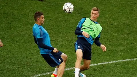 Toni Kroos lucha por un balón con Kovacic. Toni Kroos lucha por un balón con Kovacic.
