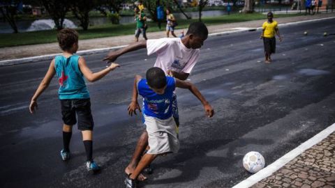 Ni&ntilde;os jugando al f&uacute;tbol en la calle