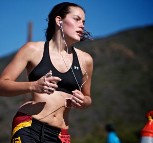 Una chica corre con auriculares Una chica corre con auriculares