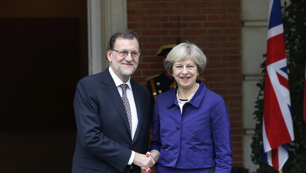 El presidente del Gobierno en funciones, Mariano Rajoy, y la primera ministra británica, Theresa May
