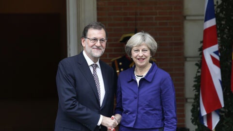 El presidente del Gobierno en funciones, Mariano Rajoy, y la primera ministra brit&aacute;nica, Theresa May