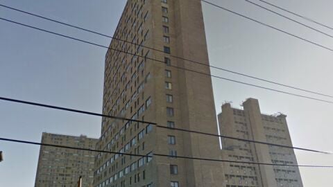 La peque&ntilde;a cay&oacute; en el ascensor de un edificio de este complejo