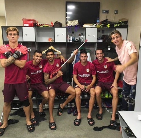 El vestuario del Atleti se divierte celebrando la vuelta de Augusto Fernández El vestuario del Atleti se divierte celebrando la vuelta de Augusto Fernández