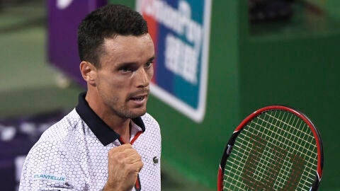 El tenista espa&ntilde;ol Roberto Bautista celebra un punto