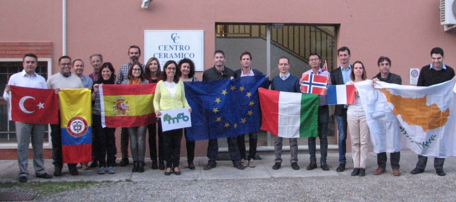 Representantes del consorcio internacional en la reunión de Centro Cerámico (CC) de Bolonia, en Italia. Representantes del consorcio internacional en la reunión de Centro Cerámico (CC) de Bolonia, en Italia.