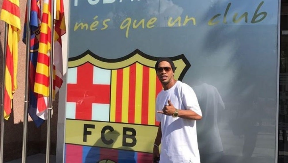 Ronaldinho, a su llegada a las oficinas del club