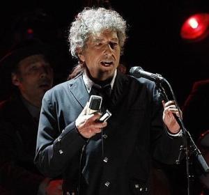 Bob Dylan se enfada con uno de sus fans por intentar grabar su tropiezo Bob Dylan se enfada con uno de sus fans por intentar grabar su tropiezo