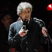 Bob Dylan se enfada con uno de sus fans por intentar grabar su tropiezo Bob Dylan se enfada con uno de sus fans por intentar grabar su tropiezo