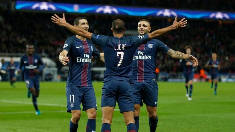 Lucas Moura celebra su gol junto a sus compa&ntilde;eros