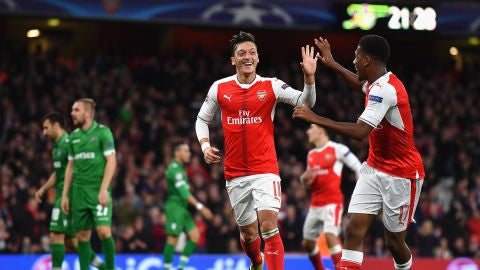 &Ouml;zil celebrando un gol con el Arsenal 