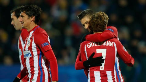 Griezmann celebra con Carrasco el gol del belga ante el Rostov