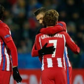 Griezmann celebra con Carrasco el gol del belga ante el Rostov