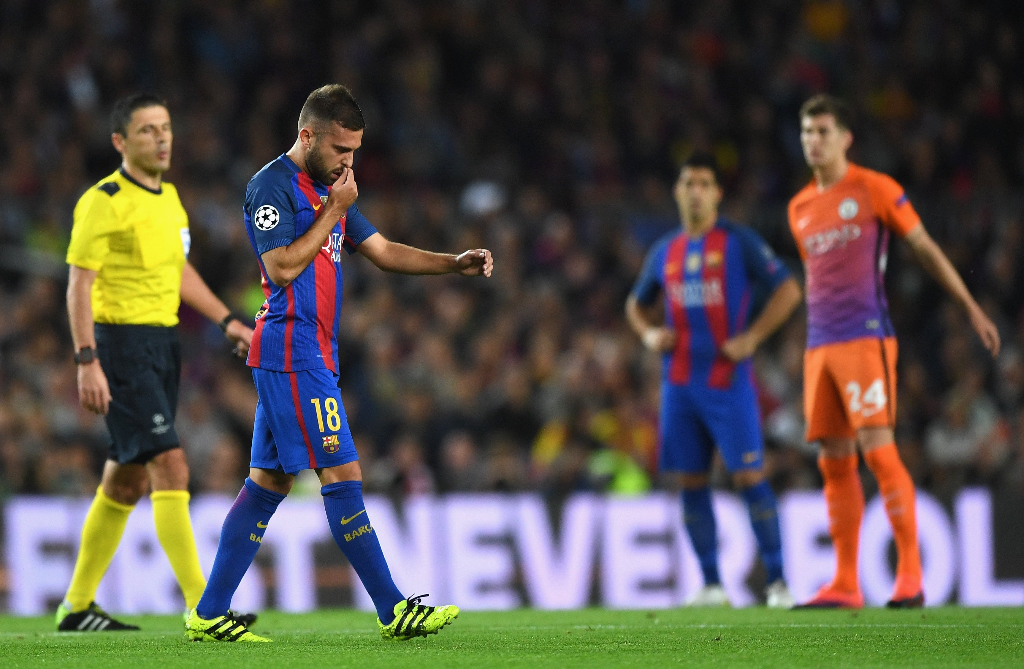 Jordi Alba y Piqué se fueron lesionados en el partido contra el Manchester City Jordi Alba y Piqué se fueron lesionados en el partido contra el Manchester City
