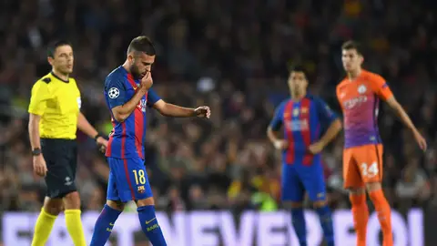 Jordi Alba abandona el campo con un gesto serio Jordi Alba abandona el campo con un gesto serio