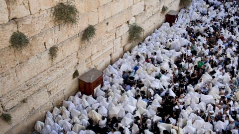 Miles de jud&iacute;os ultraortodoxos rezan en el Muro de las Lamentaciones en Jerusal&eacute;n, Israel