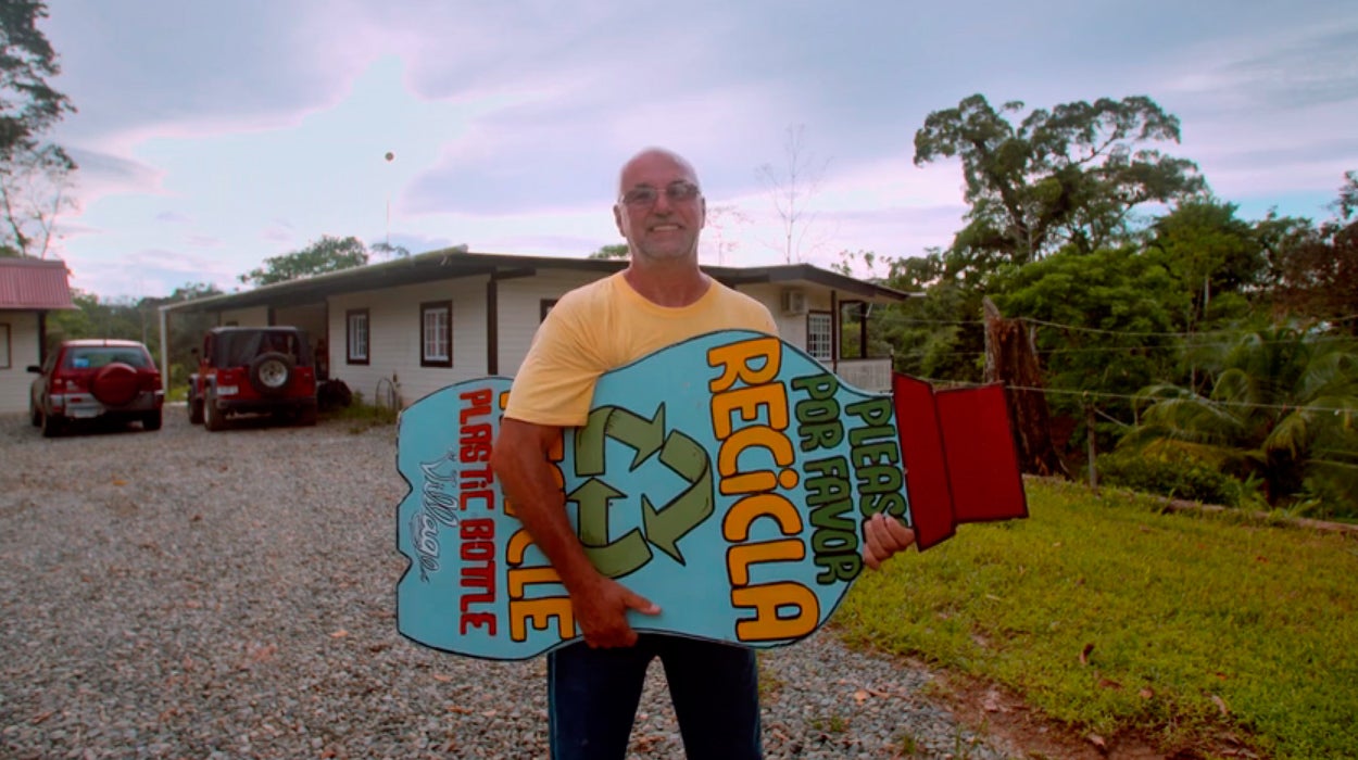 Robert Bezeau, el hombre que construye un pueblo con botellas de plástico Robert Bezeau, el hombre que construye un pueblo con botellas de plástico