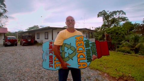 Robert Bezeau, el hombre que construye un pueblo con botellas de pl&aacute;stico