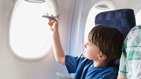 Ni&ntilde;o jugando en un avi&oacute;n