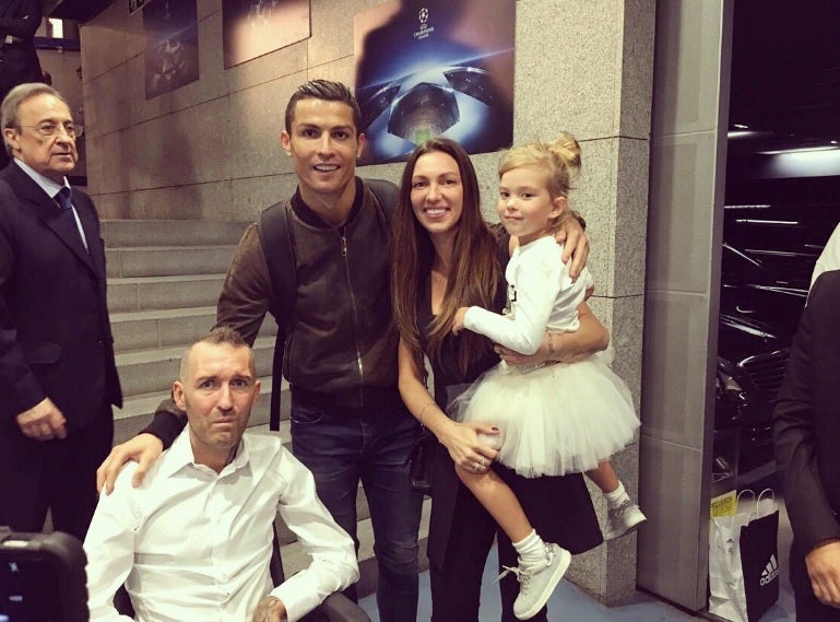 Cristiano Ronaldo regaló su camiseta a Ricksen, exfutbolista enfermo de ELA Cristiano Ronaldo regaló su camiseta a Ricksen, exfutbolista enfermo de ELA