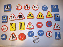 Mesa de redacción: Una familia instala una señal de tráfico en su casa Mesa de redacción: Una familia instala una señal de tráfico en su casa