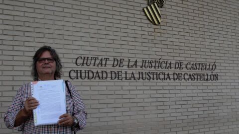 El presidente del Colegio Oficial de Enfermeros de Castell&oacute;n, Francisco J. Pareja Llorens, en la Ciudad de Justicia de Castell&oacute;n minutos antes de presentar la documentaci&oacute;n al Ministerio Fiscal.