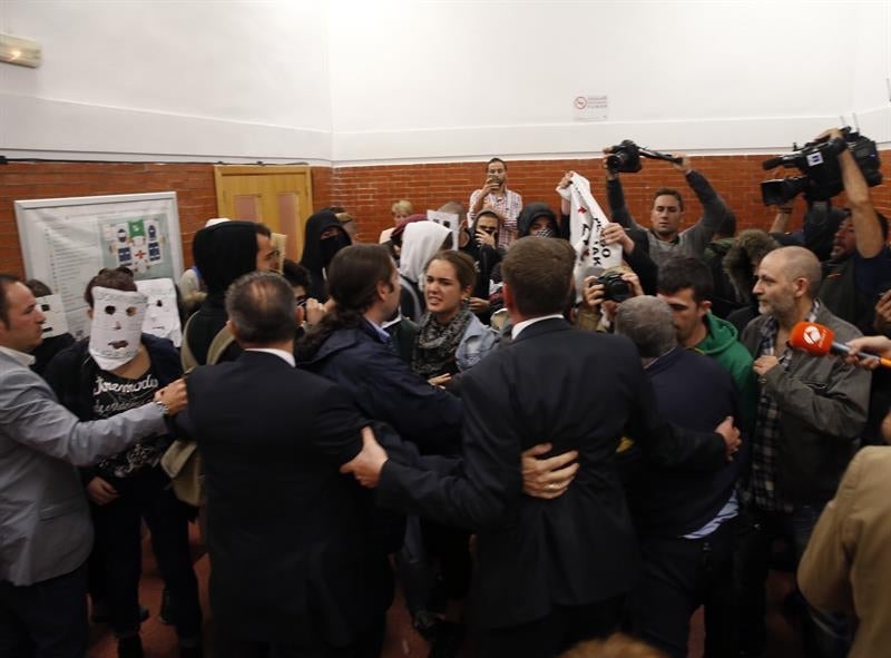 Bárbara Ruiz: "Se ha recluido a González en un lugar seguro y los periodistas hemos sufrido amenazas de los radicales" Bárbara Ruiz: "Se ha recluido a González en un lugar seguro y los periodistas hemos sufrido amenazas de los radicales"