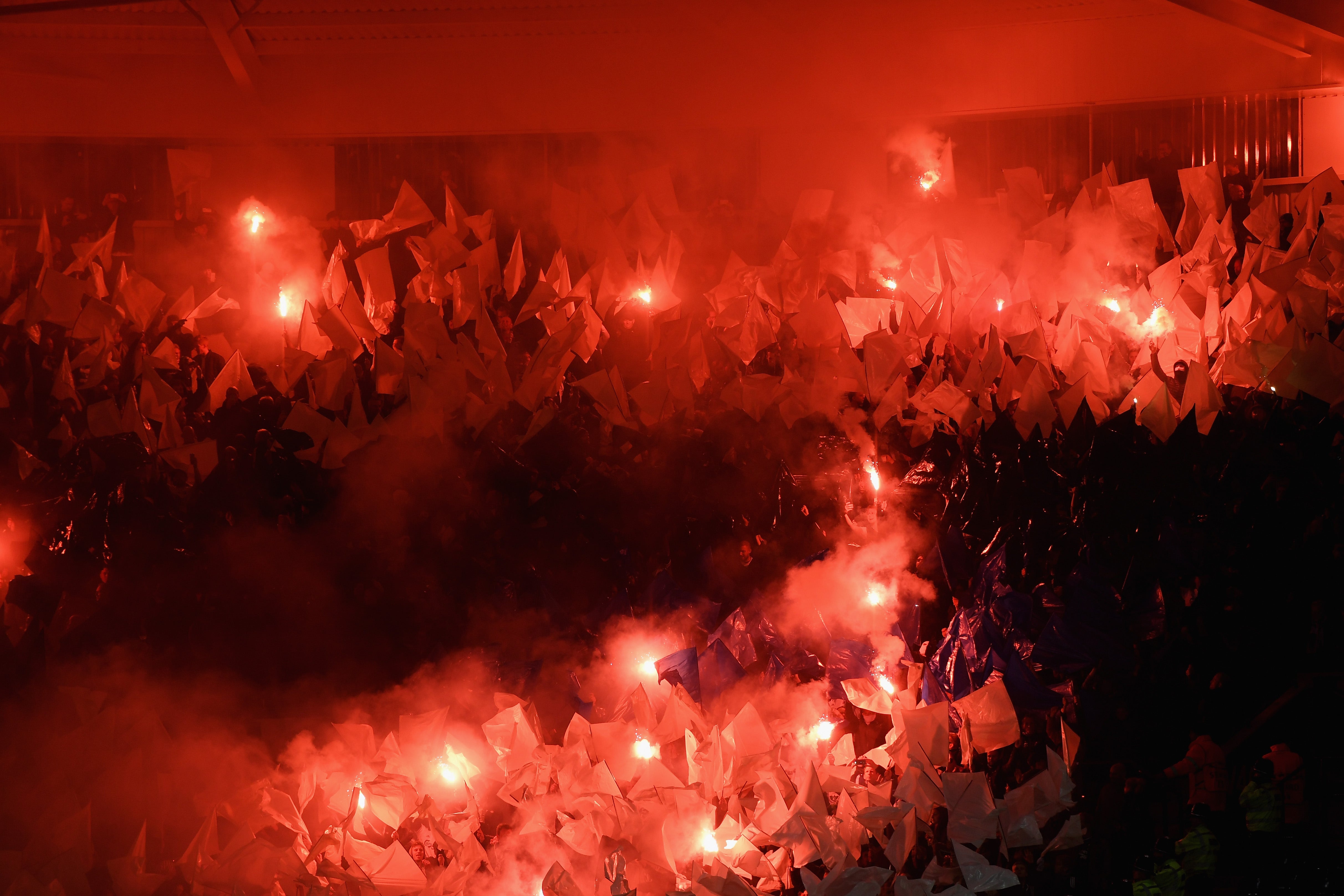 La UEFA abre expediente disciplinario al Copenhague por lanzamiento de bengalas La UEFA abre expediente disciplinario al Copenhague por lanzamiento de bengalas