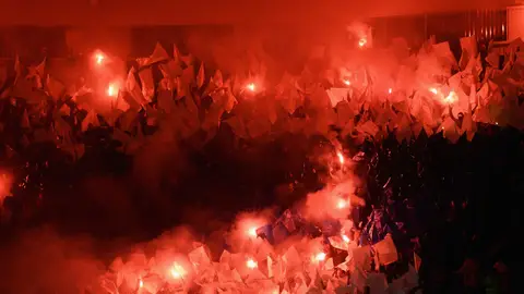 Aficionados del Copenhague encienden bengalas en el King Power Stadium Aficionados del Copenhague encienden bengalas en el King Power Stadium