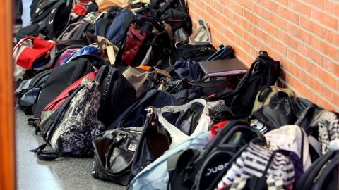 Mochilas cargadas con apuntes y libros de unos estudiantes
