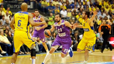 Sergio Llull avanza con el bal&oacute;n ante la defensa del Maccabi