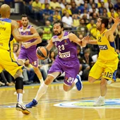 Sergio Llull avanza con el balón ante la defensa del Maccabi Sergio Llull avanza con el balón ante la defensa del Maccabi