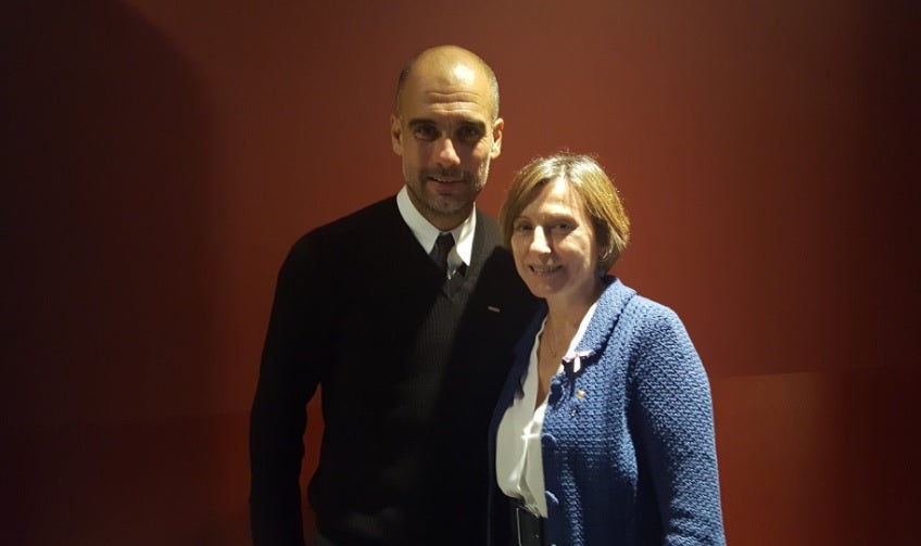 Guardiola muestra su apoyo a Carme Forcadell fotografiándose con ella tras el Barça-City Guardiola muestra su apoyo a Carme Forcadell fotografiándose con ella tras el Barça-City