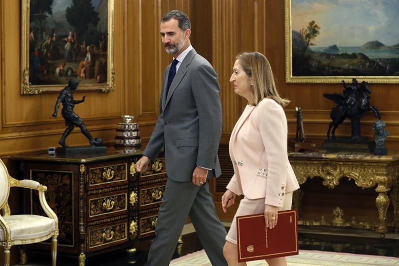 Ana Pastor entrega al Rey la lista de líderes políticos con los que celebrará las consultas Ana Pastor entrega al Rey la lista de líderes políticos con los que celebrará las consultas