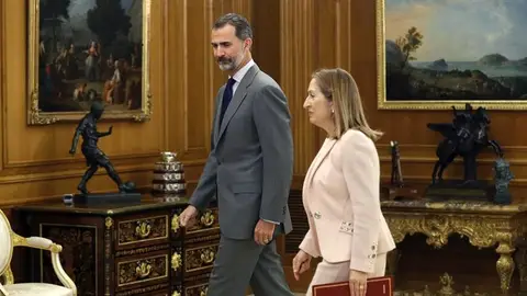 Ana Pastor entrega al Rey la lista de líderes políticos con los que celebrará las consultas Ana Pastor entrega al Rey la lista de líderes políticos con los que celebrará las consultas
