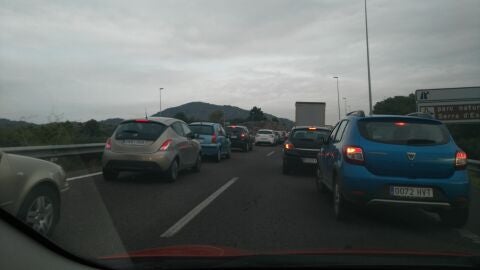 El accidente ha provocado retenciones que superan los 20 minutos de cola en la CV-10.
