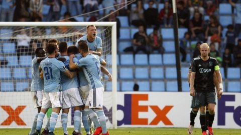 Los jugadores del Celta celebran el gol de Font&aacute;s ante el Ajax