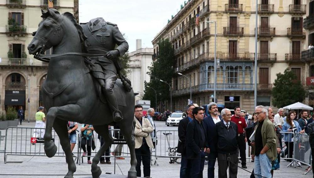Estatua de Franco sin cabeza