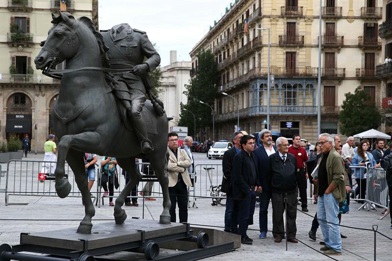 La estatua decapitada de Franco a caballo amanece con una cabeza de cerdo La estatua decapitada de Franco a caballo amanece con una cabeza de cerdo