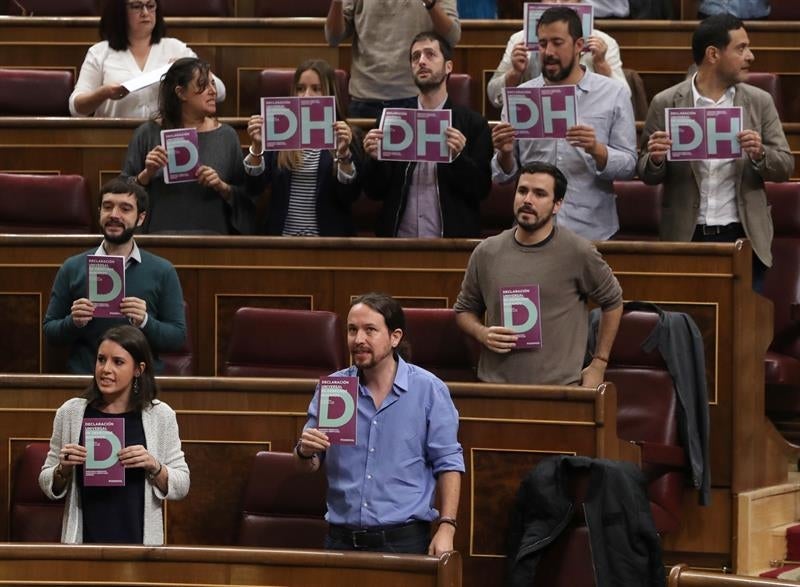 Diputados de Podemos protestan en el Congreso por los derechos humanos e Iglesias es llamado al orden Diputados de Podemos protestan en el Congreso por los derechos humanos e Iglesias es llamado al orden