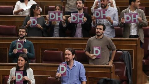 Algunos diputados de Podemos, entre ellos Iglesias, Montero y Garz&oacute;n, durante la protesta en el Congreso
