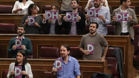 Algunos diputados de Podemos, entre ellos Iglesias, Montero y Garzón, durante la protesta en el Congreso Algunos diputados de Podemos, entre ellos Iglesias, Montero y Garzón, durante la protesta en el Congreso