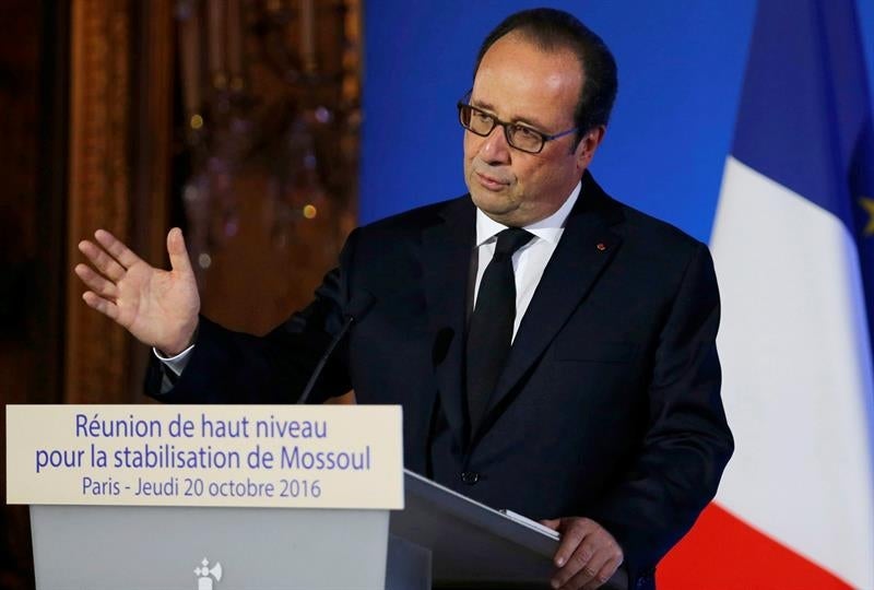 Hollande señala que el tiroteo de los campos tiene "carácter terrorista" y recuerda que el nivel de vigilancia es máximo en Francia Hollande señala que el tiroteo de los campos tiene "carácter terrorista" y recuerda que el nivel de vigilancia es máximo en Francia