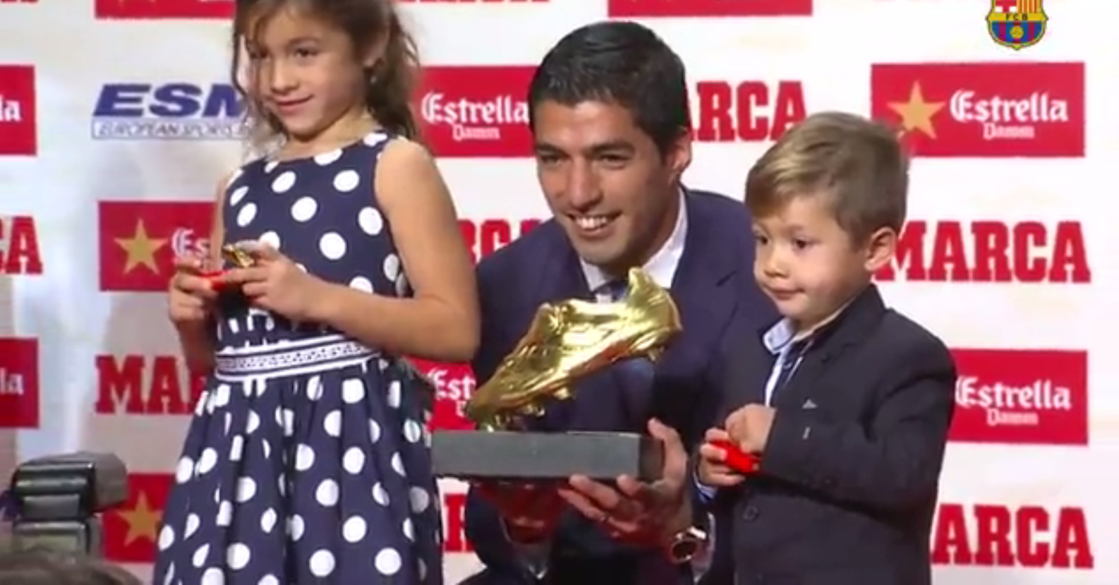 Luis Suárez recibe la Bota de Oro: "Ojalá pueda terminar mi carrera en el Barça" Luis Suárez recibe la Bota de Oro: "Ojalá pueda terminar mi carrera en el Barça"