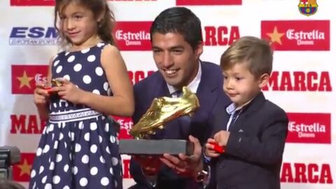 Luis Su&aacute;rez posa con la Bota de Oro