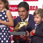 Luis Suárez posa con la Bota de Oro